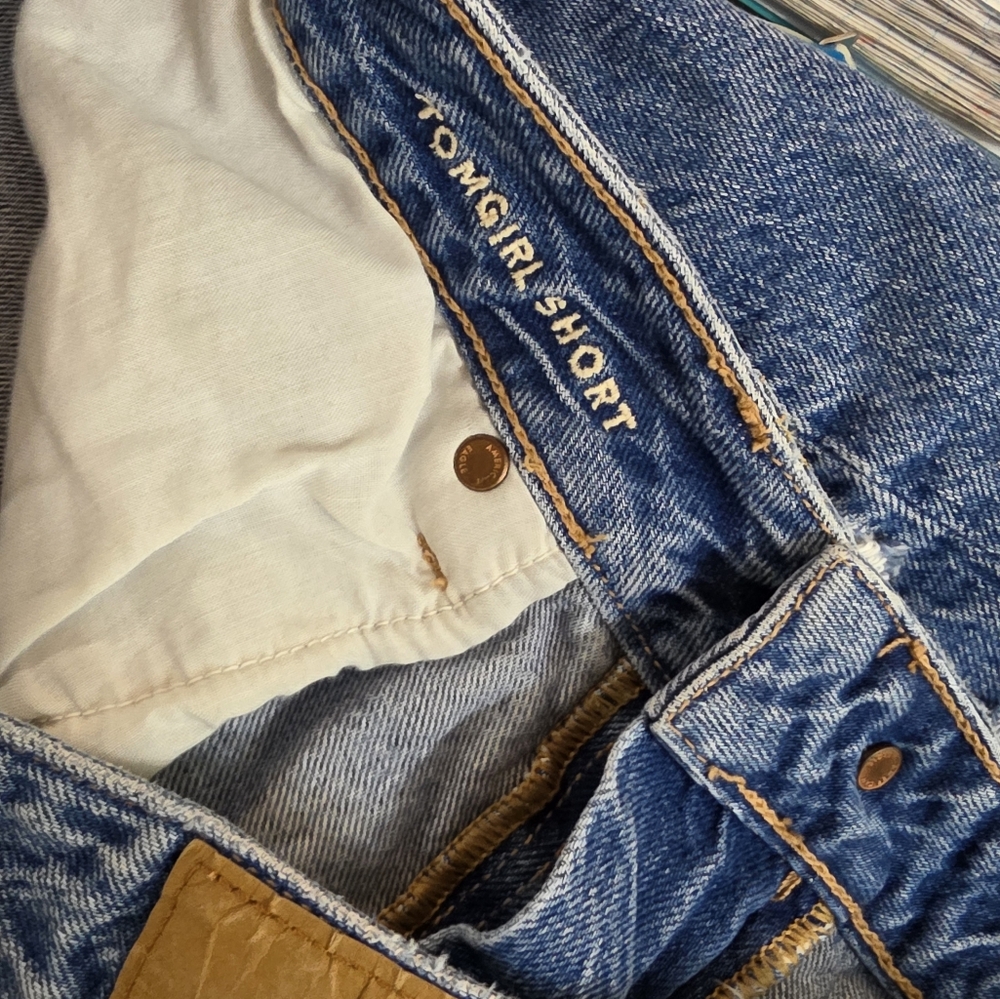 American Eagle Destroyed Medium Wash Tom Girl Shorts Womens Size 12 - Picture 8 of 15